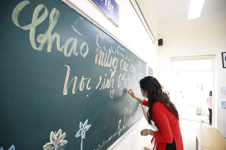 Ngày 4/5 các tỉnh thành trên cả nước đồng loạt quyết định cho học sinh quay trở lại trường sau thời gian dài nghỉ học để phòng chống dịch COVID-19.