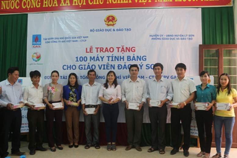 Tặng 100 máy tính bảng cho giáo viên huyện đảo Lý Sơn