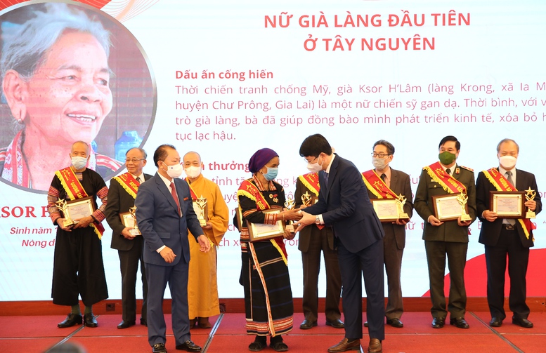Bộ Tư pháp tôn vinh 50 gương sáng pháp luật Việt Nam