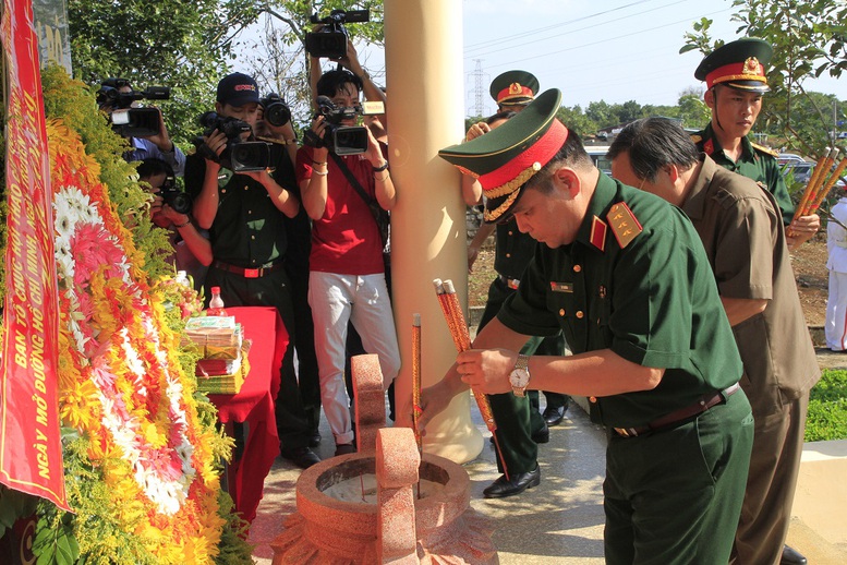 Dâng hương tưởng niệm các liệt sĩ bộ đội Trường Sơn