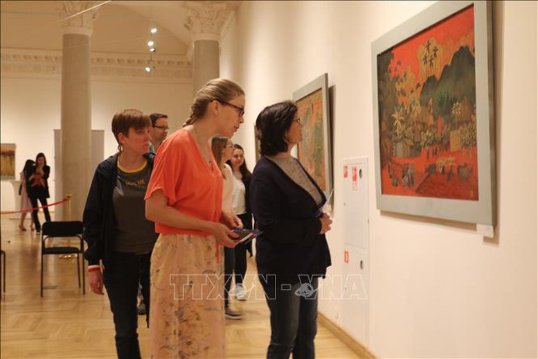 Tranh sơn mài Việt Nam đến với công chúng yêu nghệ thuật Nga