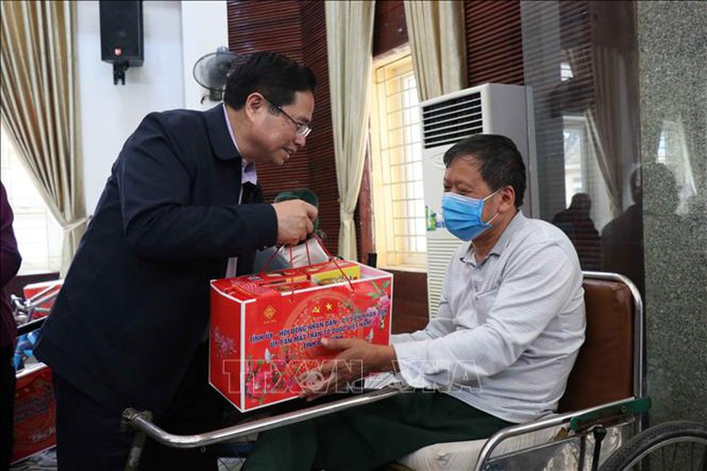 Đồng chí Phạm Minh Chính thăm, tặng quà Trung tâm Điều dưỡng thương binh Thuận Thành