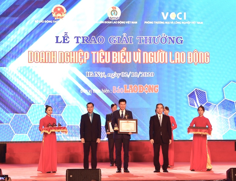 Vietcombank được Thủ tướng tặng Bằng khen “DN tiêu biểu vì người lao động”