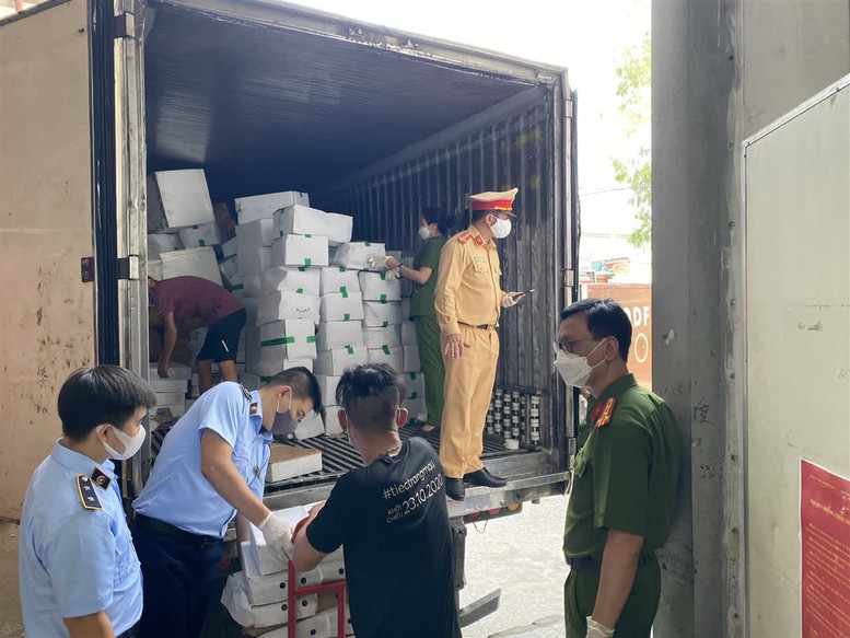 Tạm giữ hơn 13 tấn thực phẩm không rõ nguồn gốc xuất xứ