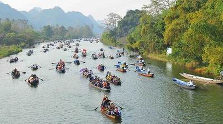 Yêu cầu du khách đi Lễ hội Chùa Hương mặc áo phao khi ngồi trên đò