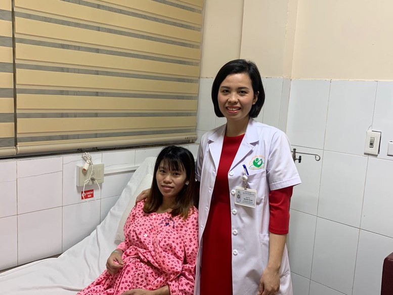 Em bé đầu tiên được can thiệp chữa bệnh trong bào thai chào đời
