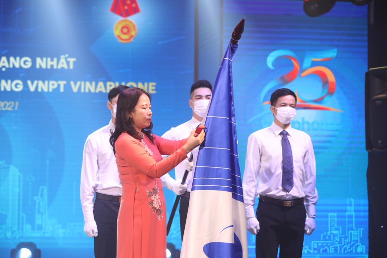 VNPT VinaPhone đón nhận Huân chương Lao động hạng Nhất 