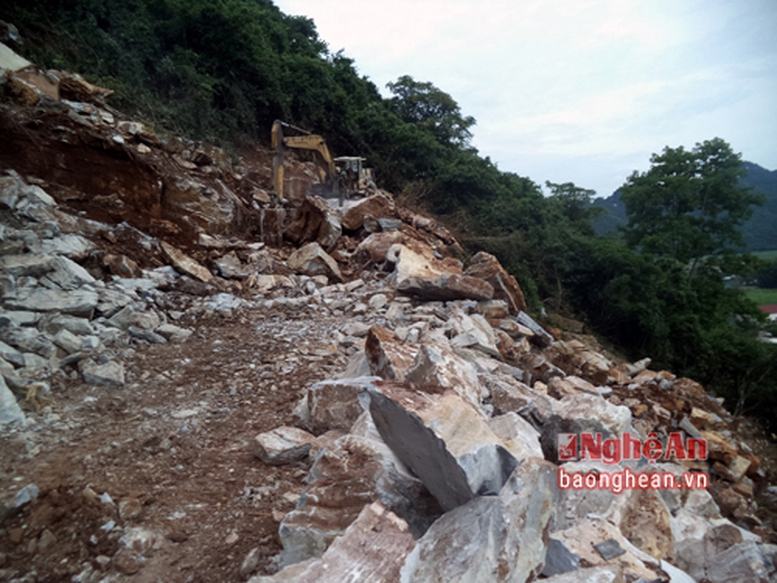 Nghệ An: Sập mỏ đá, 3 người thiệt mạng