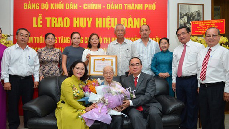 Phu nhân cố Tổng Bí thư Nguyễn Văn Linh nhận Huy hiệu 85 năm tuổi Đảng