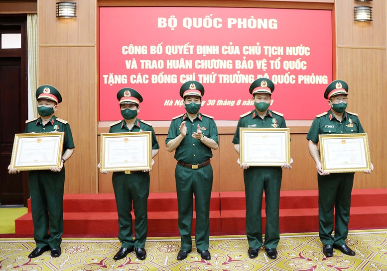 5 Thứ trưởng Bộ Quốc phòng nhận Huân chương Bảo vệ Tổ quốc