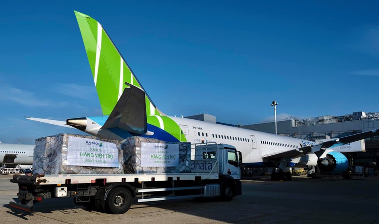 Bamboo Airways vận chuyển miễn phí gần 6 tấn hàng hóa y tế cứu trợ từ Pháp về Việt Nam