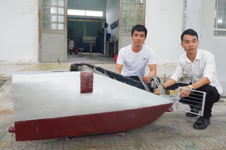 Sinh viên Đà Nẵng sáng chế máy thu gom rác thải