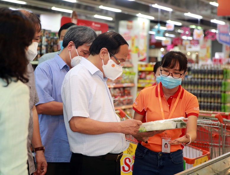 Phó Thủ tướng Lê Văn Thành kiểm tra các kho hàng và hệ thống phân phối lương thực, thực phẩm của TPHCM