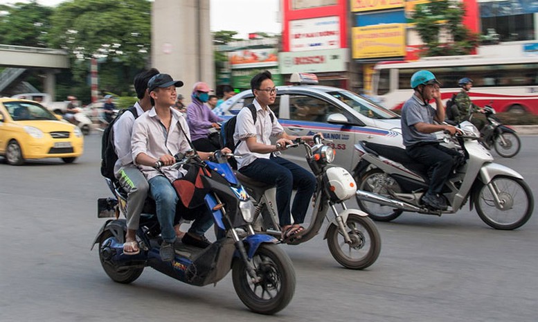 Cần quy định bắt buộc lắp gương chiếu hậu cho xe đạp điện?
