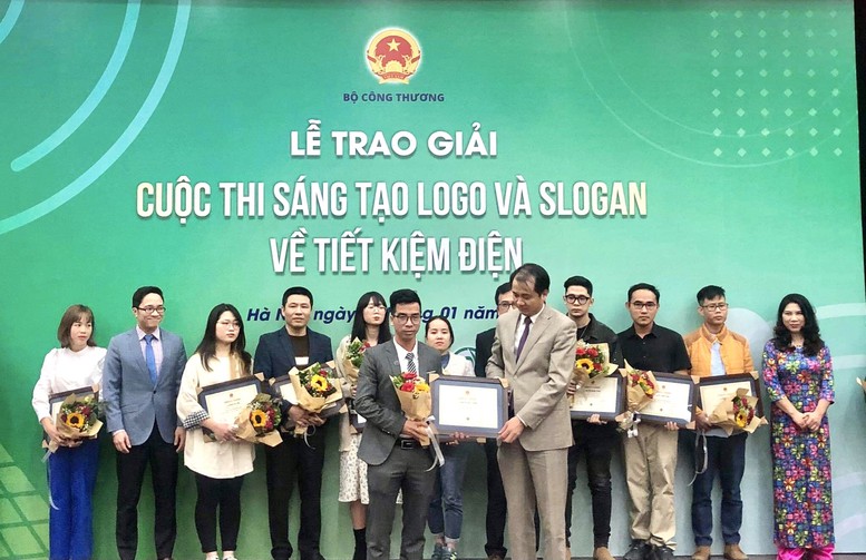 Trao giải cuộc thi “Sáng tạo logo và slogan về tiết kiệm điện”