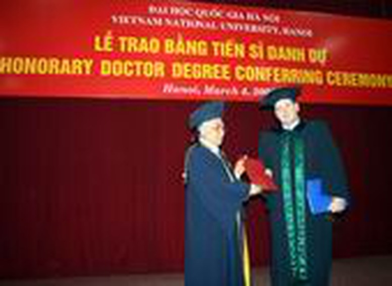 Danh hiệu tiến sĩ danh dự ghi nhận công lao những người có nhiều đóng góp cho sự nghiệp giáo dục và khoa học của Việt Nam