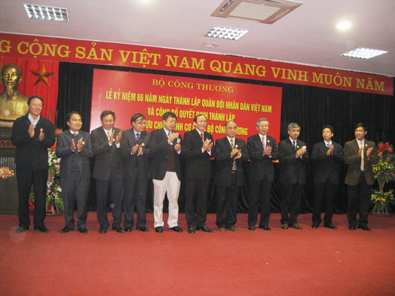 Thư chúc mừng của Bộ trưởng Bộ Công Thương Vũ Huy Hoàng nhân Lễ kỷ niệm 66 năm ngày thành lập Quân đội nhân dân Việt Nam và công bố Quyết định thành lập Hội Cựu Chiến binh Cơ quan Bộ Công Thương [21/12/2010]