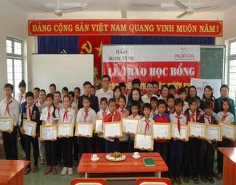 Trao học bổng cho học sinh nghèo vượt khó học giỏi