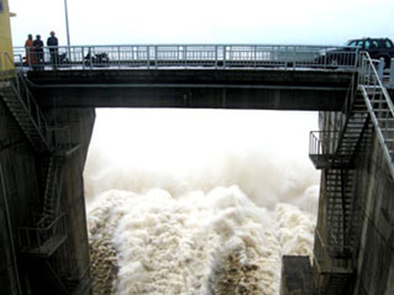 Thủy điện sông Ba Hạ xả lũ