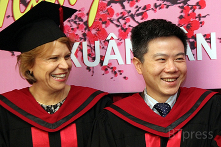 Trao bằng Tiến sĩ danh dự cho GS Ngô Bảo Châu và GS Annik Weiner