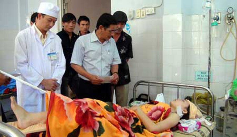 Tập trung cứu chữa các nạn nhân vụ lật xe khách 