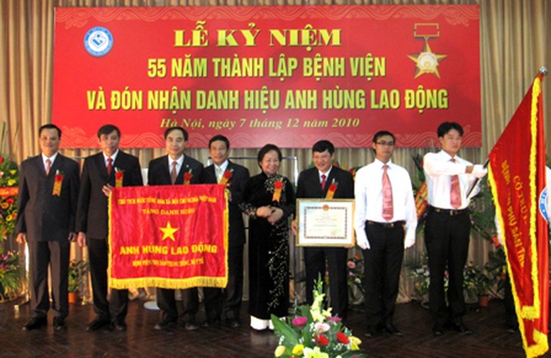 Bệnh viện Phụ sản Trung ương đón nhận danh hiệu Anh hùng lao động