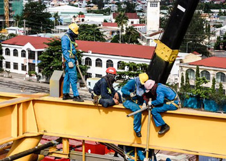 24 giờ đầu sau tai nạn lao động: Doanh nghiệp cần xử lý thế nào để đúng quy định? 1 Người lao động làm việc trên cao và nguy cơ tai nạn lao động