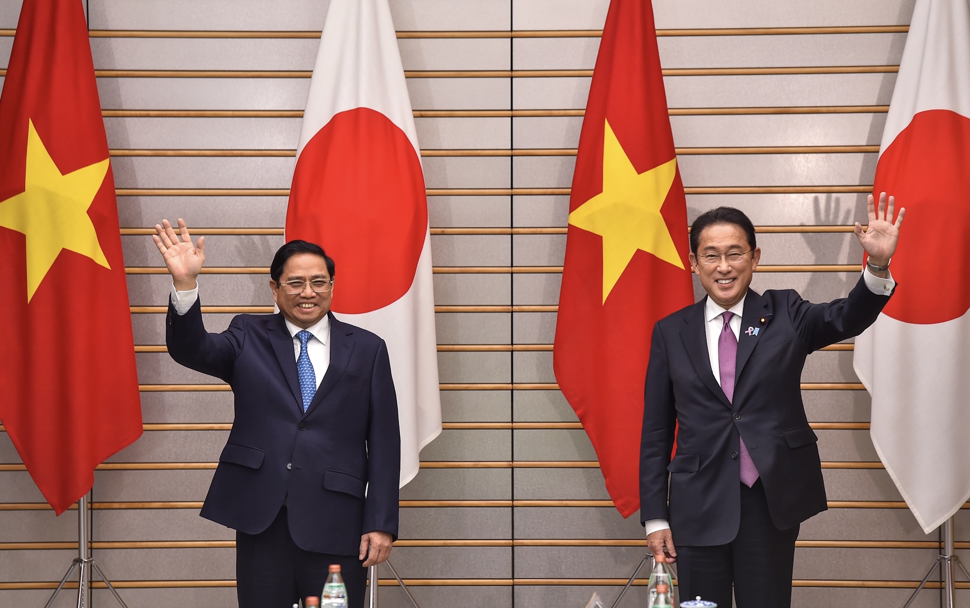 Hai Thủ tướng Việt Nam – Nhật Bản hội đàm - ngoại giao: Việt Nam và Nhật Bản từ lâu đã có một mối quan hệ ngoại giao tốt đẹp, và trong năm 2024, hai Thủ tướng Việt Nam và Nhật Bản tiếp tục đưa ra những ý tưởng và định hướng cho mối quan hệ đó. Hình ảnh của hai nhà lãnh đạo này đang gặp gỡ và trao đổi sẽ khiến bạn cảm thấy phấn khích về sự phát triển của quan hệ Việt - Nhật.
