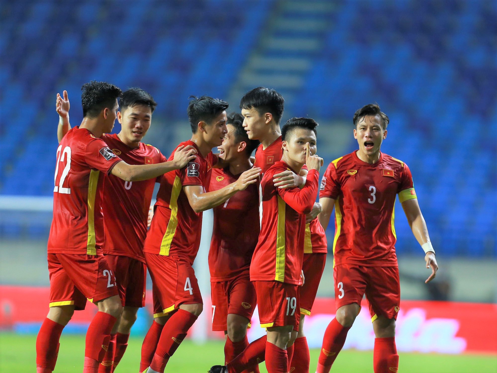 Thủ tướng đã khen ngợi đội tuyển bóng đá nam quốc gia Việt Nam về tinh thần chiến đấu và thành tích vượt trội. Để cảm nhận niềm hạnh phúc và sự tự hào của đội tuyển và mọi người dân, hãy xem hình ảnh này.