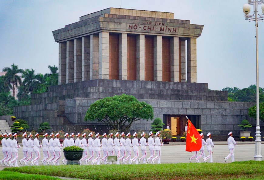 Hãy khám phá khu di tích Lăng Bác - một địa điểm tôn vinh sự nghiệp cách mạng vĩ đại của Chủ tịch Hồ Chí Minh và đất nước Việt Nam. Tại đây, bạn sẽ được chiêm ngưỡng kiến trúc phong cách Bắc Kinh độc đáo và cảm nhận được giá trị lịch sử, văn hóa của dân tộc ta.