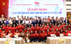 Tuyển thủ Lê Thanh Thúy và Đinh Quang Kiệt cầm cờ Đoàn Thể thao Việt Nam tại ASIAD 20