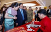 Vietnamese, Thai Prime Ministers contemplate Vietnamese handicraft products
