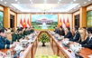 Vietnamese, Singaporean defense ministers hold talks in Ha Noi