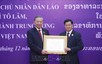 越共中央总书记苏林荣获老挝国家金质勋章