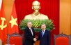 苏林总书记会见美国参议员史蒂夫·戴恩斯