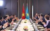 苏林总书记会见哈萨克斯坦议会下院议长叶尔兰·科沙诺夫