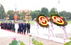越南党、国家领导瞻仰胡志明主席陵并敬献花圈
