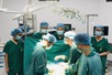 Ca mổ cấp cứu đầu tiên xuyên đêm tại Bệnh viện Bạch Mai cơ sở Ninh Bình cứu người bệnh có nguy cơ liệt 2 chân
