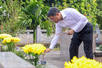 Thủ tướng dâng hương tưởng niệm các Anh hùng liệt sĩ và tặng quà gia đình có công với cách mạng tại Lào Cai