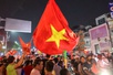 Cổ động viên hân hoan xuống đường mừng chiến thắng của Đội tuyển Việt Nam