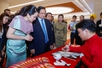 Vietnamese, Thai Prime Ministers contemplate Vietnamese handicraft products