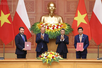 Prime Minister Le Minh Hung holds summit meeting with Polish counterpart Donald Tusk