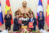 Viet Nam, Laos exchange 11 cooperation documents