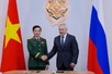 Phan Van Giang meets Sergei Shoigu in Moscow