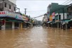 越南中部地区洪灾：约90个乡镇被淹，多条道路被阻