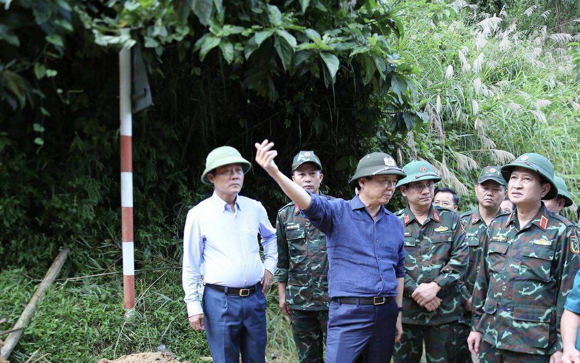 Phó Thủ tướng Trần Hồng Hà kiểm tra công tác khắc phục hậu quả mưa lũ tại xã miền núi phía tây Quảng Ngãi