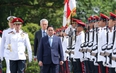 组图：新加坡总理李显龙举行仪式欢迎范明正总理访新