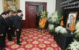 越南党、国家领导前往老挝驻越南大使馆吊唁老挝党和国家前主席坎代·西潘敦
