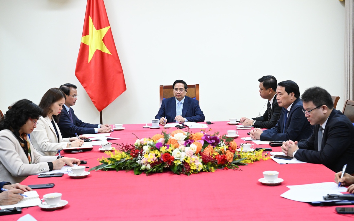 范明政总理同阿联酋总统穆罕默德通电话