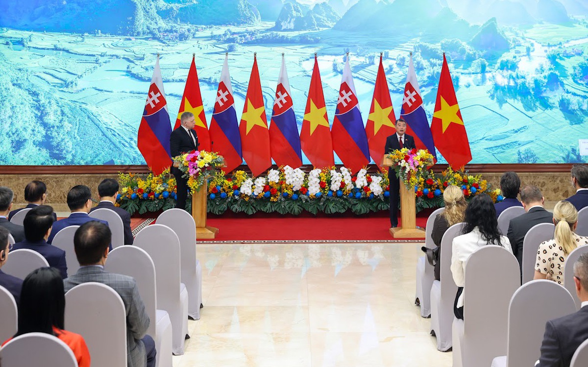 越南与斯洛伐克两国总理一致同意将其关系提升为战略伙伴关系